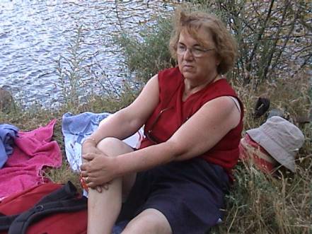 La iaia Consuelo descansa després d'un passeig