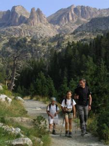 Lluís, Rut i Marta amb les agulles d'Amitges al fons