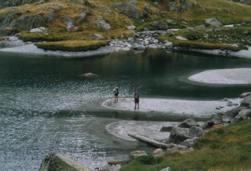LLac Obago. De lluny la sorra semblava neu
