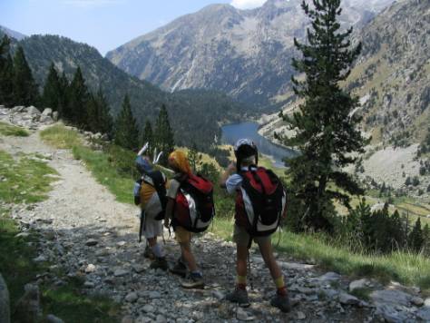 Les tres petites cap a l'estany LLong