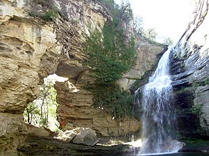 Compareu la mida dels nens amb la de la cascada
