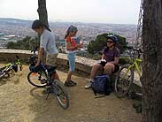 Descansant al mirador dels Xiprers, mirant al Llobregat