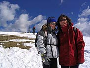 La Pilar i la Irene amb el Matagalls al fons.