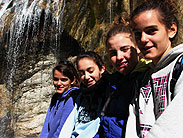 Rebeca, Marta, Cèlia i Andrea sota la cascada